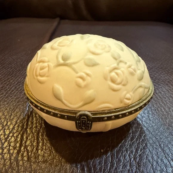 Dept 56 Cream Floral Trinket Box Egg with Snowbaby and bunny - Picture 2 of 8